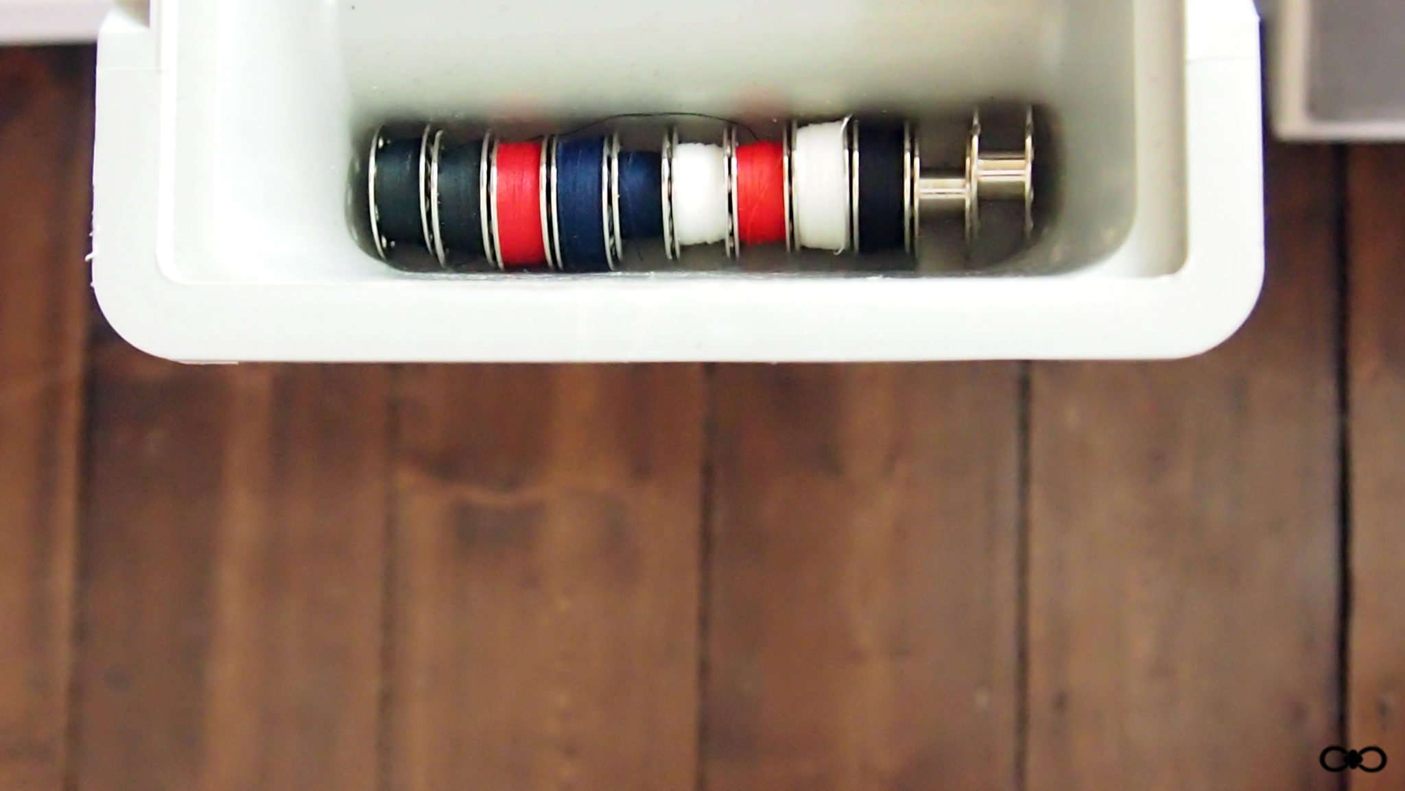 canette-fils-machine-a-coudre-bleu-rouge-blanc-noir-preparation-organisation-couture-rangement